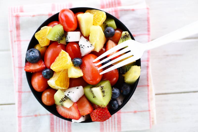 Frutta fresca di estate della ciotola di macedonia e frutta arancio del drago dei mirtilli del kiwi delle fragole sane dell'alime immagini stock