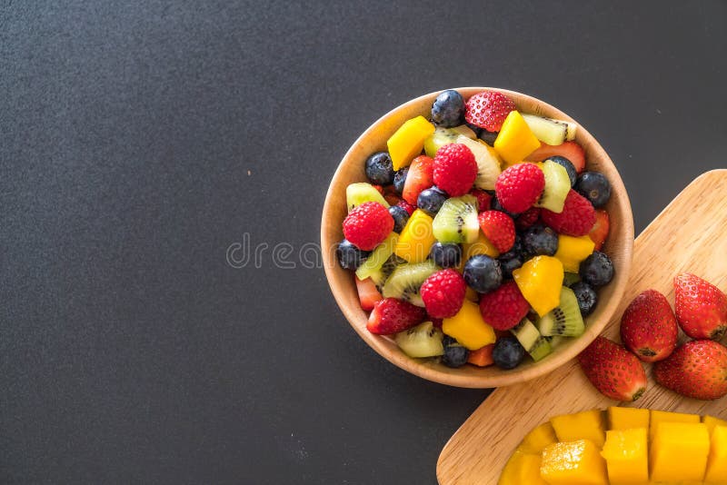 frutta fresca mista (fragola, lampone, mirtillo, kiwi, mang fotografie stock frutta fresca mista (fragola, lampone, mirtillo, kiwi, mang fotografie stock