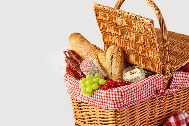 Frutta fresca, pane e formaggio in un canestro di picnic immagini stock libere da diritti Frutta fresca, pane e formaggio in un canestro di picnic immagini stock libere da diritti