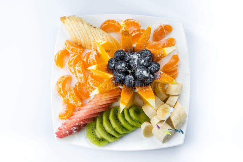 Frutta mista in piatto bianco su fondo bianco - stile sano dell'alimento fotografia stock libera da diritti Frutta mista in piatto bianco su fondo bianco - stile sano dell'alimento fotografia stock libera da diritti