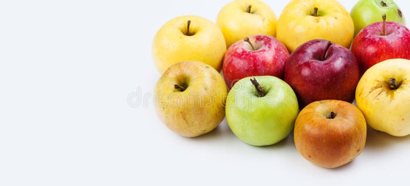 Frutta naturale e organica della mela Concetto di differenza Varie mele mature fresche nei colori differenti: rosso, giallo, verd fotografie stock libere da diritti Frutta naturale e organica della mela Concetto di differenza Varie mele mature fresche nei colori differenti: rosso, giallo, verd fotografie stock libere da diritti