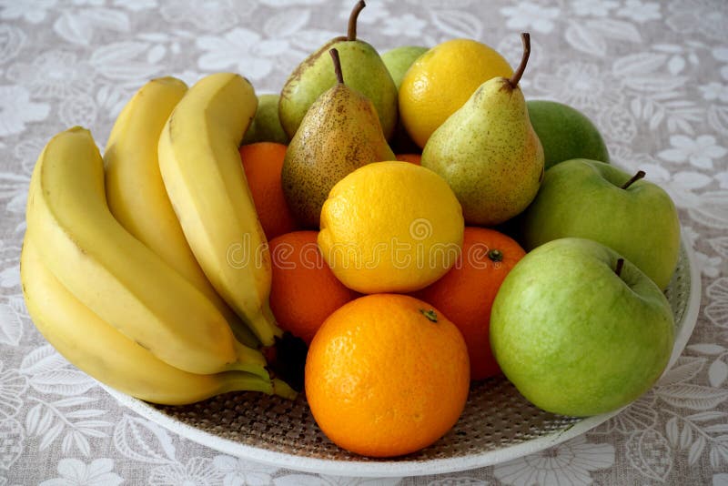 Frutta sulla piastra Diversi frutti deliziosi pieni di vitamine e antiossidanti, limoni gialli e banane, mele verdi e