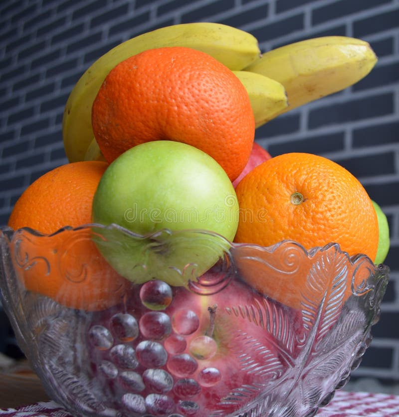 Frutta in un vaso Sano fotografie stock libere da diritti Frutta in un vaso Sano fotografie stock libere da diritti