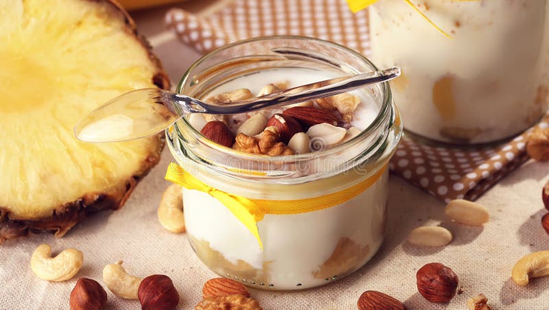 Frutti antiossidanti casalinghi di estate Yogurt da latte naturale Th