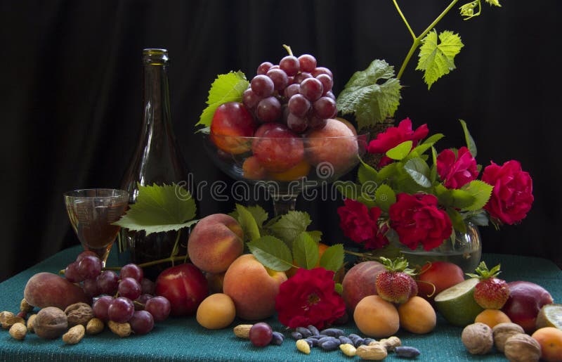 Frutti, dadi e vino fotografie stock Frutti, dadi e vino fotografie stock