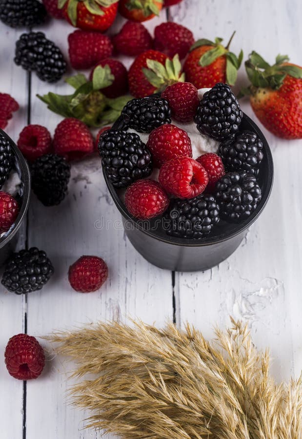 Frutti del preparato della bacca della mora del lampone della fragola fotografia stock libera da diritti Frutti del preparato della bacca della mora del lampone della fragola fotografia stock libera da diritti