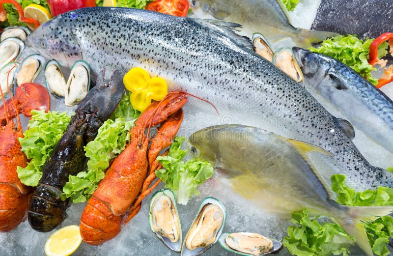Frutti di mare freschi visualizzati su ghiaccio tritato immagini stock Frutti di mare freschi visualizzati su ghiaccio tritato immagini stock
