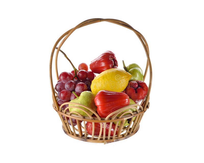 Frutti misti nel canestro del rattan su fondo bianco immagine stock Frutti misti nel canestro del rattan su fondo bianco immagine stock