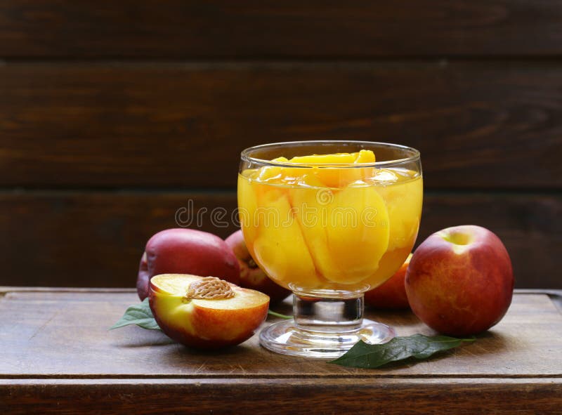 Frutti organici, pesche inscatolate mature fotografia stock Frutti organici, pesche inscatolate mature fotografia stock