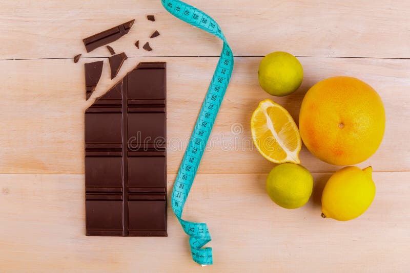 Frutti per una dieta sana contro cioccolato fotografie stock Frutti per una dieta sana contro cioccolato fotografie stock