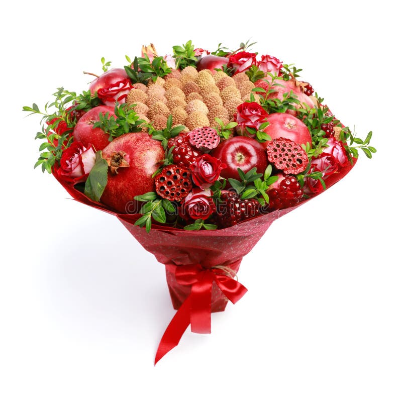Frutti rossi consistenti e fiori del mazzo commestibile casalingo unico come regalo isolato su fondo bianco immagini stock