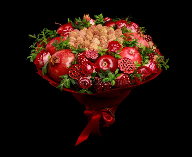 Frutti rossi consistenti e fiori del mazzo commestibile casalingo unico come regalo isolato su fondo nero immagini stock