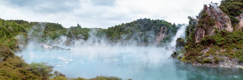 Bekostning Array af inerti Frying Pan Lake, Waimangu Volcanic Valley, Rotorua, New Zealand Stock Photo  - Image of frying, landscape: 171382262