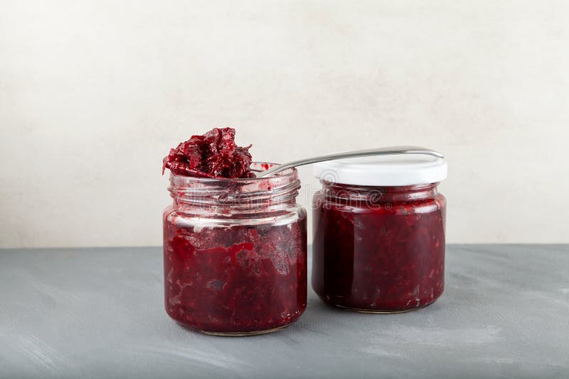 Frysta betor i glasburkar. Sallad eller borscht, god ingrediens. böjda betor arkivfoton