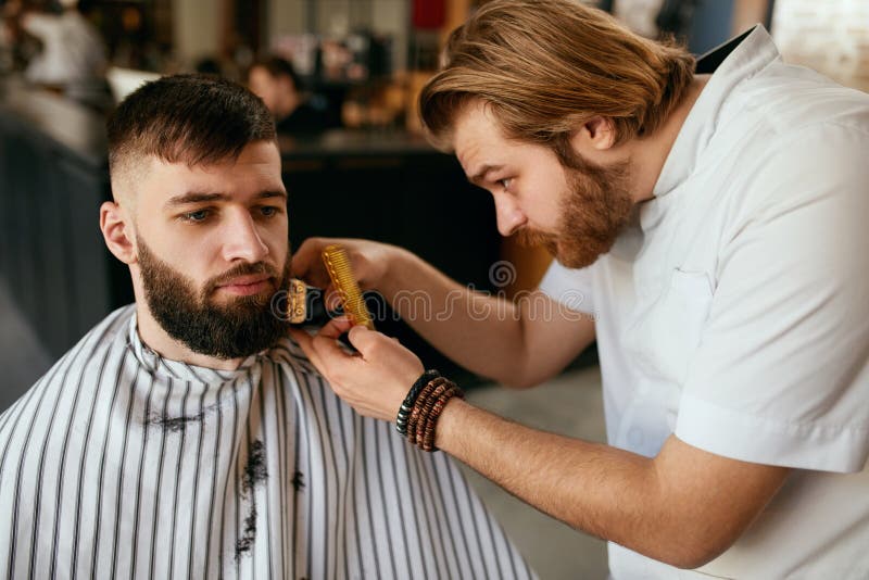 Fryzjera męskiego sklep Mężczyzna Dostaje broda włosy cięcie zdjęcia stock Fryzjera męskiego sklep Mężczyzna Dostaje broda włosy cięcie zdjęcia stock