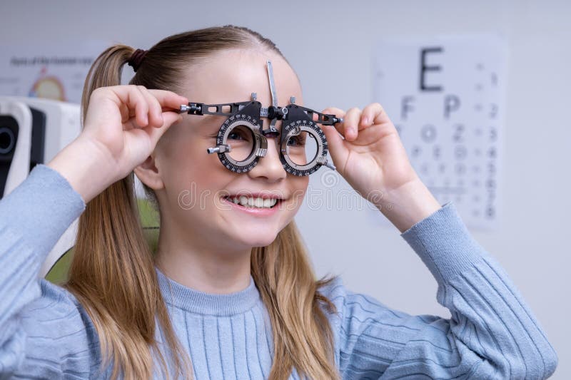 Fryzjerka w wieku szkolnym mająca test optometryczny w klinice zdjęcie stock
