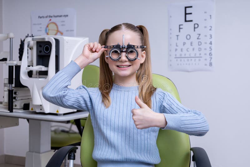 Fryzjerka w wieku szkolnym mająca test optometryczny w klinice obrazy stock