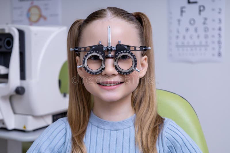 Fryzjerka w wieku szkolnym mająca test optometryczny w klinice obraz royalty free