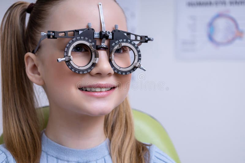 Fryzjerka w wieku szkolnym mająca test optometryczny w klinice zdjęcie royalty free