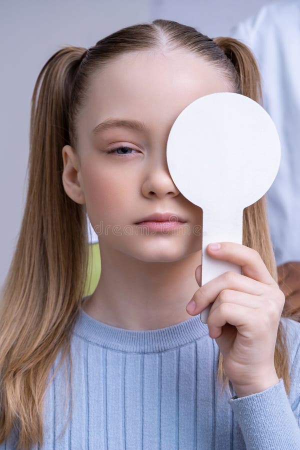 Fryzjerskie kaukaskie dziecko, które przeprowadziło badanie okulistyczne w biurze optometrist fotografia stock