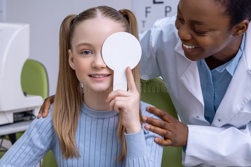 Fryzjerskie kaukaskie dziecko, które przeprowadziło badanie okulistyczne w biurze optometrist obraz royalty free