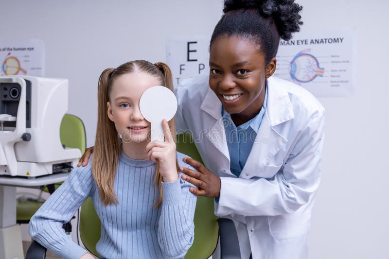 Fryzjerskie kaukaskie dziecko, które przeprowadziło badanie okulistyczne w biurze optometrist obraz stock