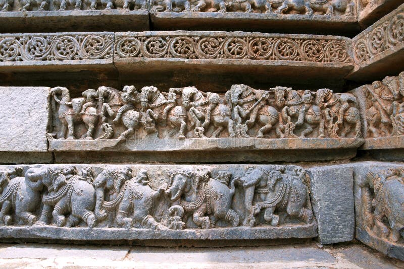 Fryzy kawaleria słonie przy bazą świątynia i siły, Kedareshwara świątynia, Halebidu, Karnataka obraz stock Fryzy kawaleria słonie przy bazą świątynia i siły, Kedareshwara świątynia, Halebidu, Karnataka obraz stock