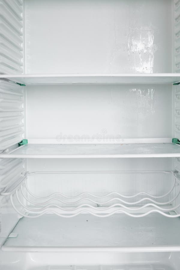 Främre sikt av det tomma kylskåpet som hemma blir royaltyfria foton Främre sikt av det tomma kylskåpet som hemma blir royaltyfria foton