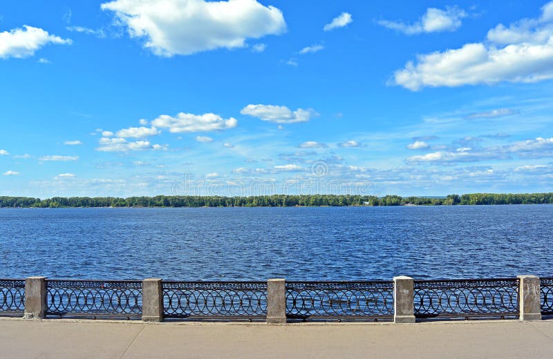 Främre sikt på kajen av floden Volga i Samarastaden, Ryssland på solig sommardag royaltyfria foton Främre sikt på kajen av floden Volga i Samarastaden, Ryssland på solig sommardag royaltyfria foton