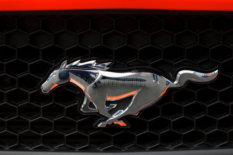 Främre skyddsgaller av en Ford Mustang med dess emblem fotografering för bildbyråer Främre skyddsgaller av en Ford Mustang med dess emblem fotografering för bildbyråer
