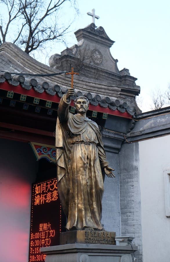 Främst helgon Joseph Cathedral för helgonFrancis Xavier staty i Peking arkivbilder Främst helgon Joseph Cathedral för helgonFrancis Xavier staty i Peking arkivbilder