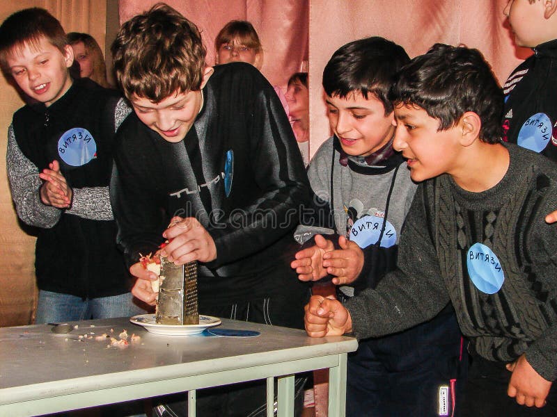 Frågesporthjärna-cirkel i en lantlig skola i den Kaluga regionen i Ryssland royaltyfri bild Frågesporthjärna-cirkel i en lantlig skola i den Kaluga regionen i Ryssland royaltyfri bild