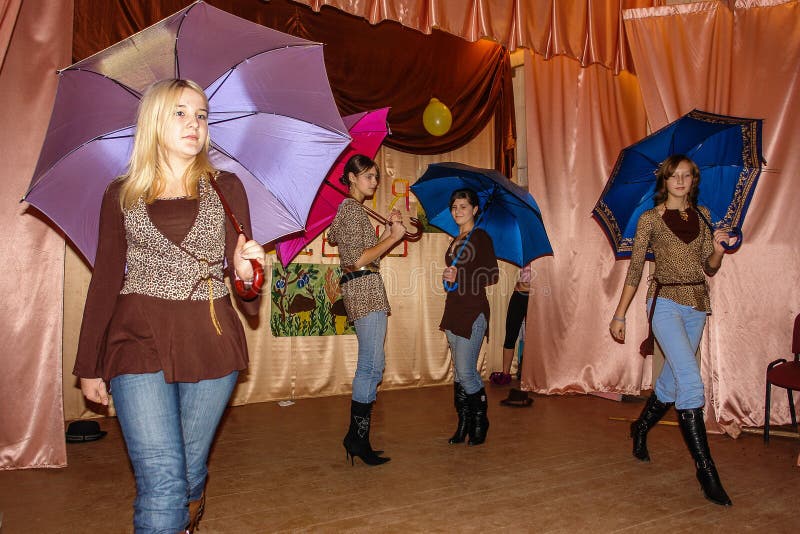 Frågesporthjärna-cirkel i en lantlig skola i den Kaluga regionen i Ryssland arkivfoto Frågesporthjärna-cirkel i en lantlig skola i den Kaluga regionen i Ryssland arkivfoto