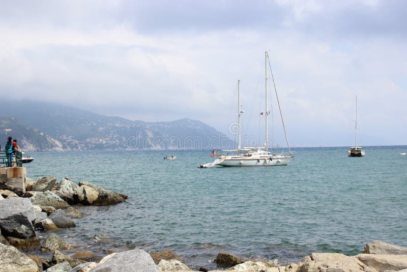 Från härlig havssikt för kustlinje av Portofino Italien royaltyfri bild Från härlig havssikt för kustlinje av Portofino Italien royaltyfri bild