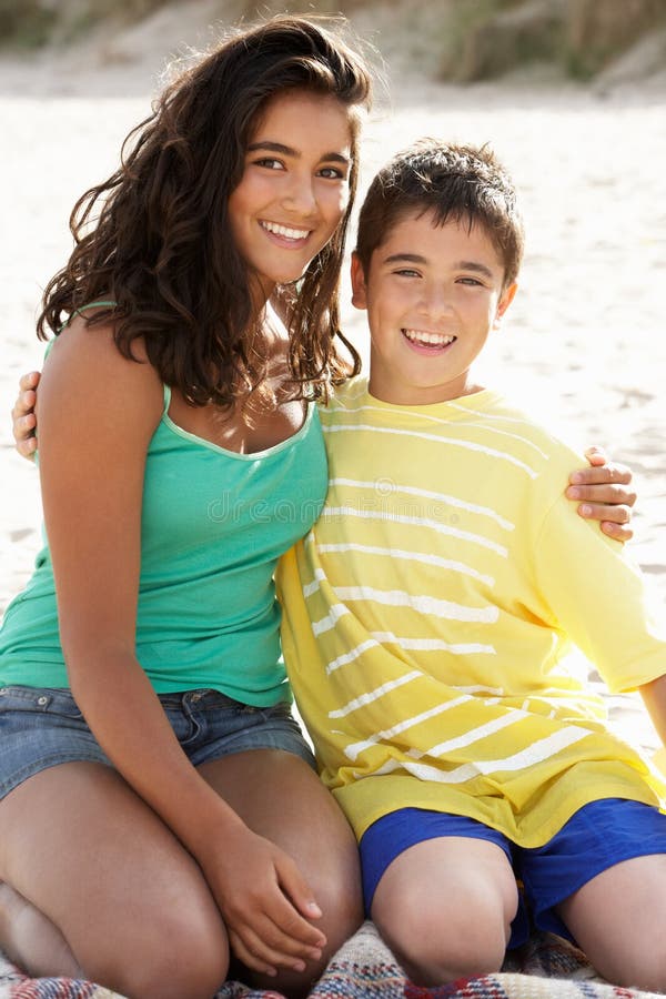 Frère et soeur d'adolescent de verticale sur la plage images libres de droits