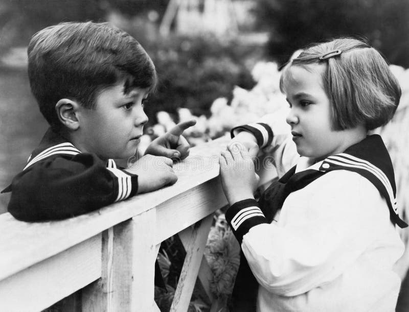 Frère et soeur parlant les uns avec les autres (toutes les personnes représentées ne sont pas plus long vivantes et aucun domaine photographie stock Frère et soeur parlant les uns avec les autres (toutes les personnes représentées ne sont pas plus long vivantes et aucun domaine photographie stock