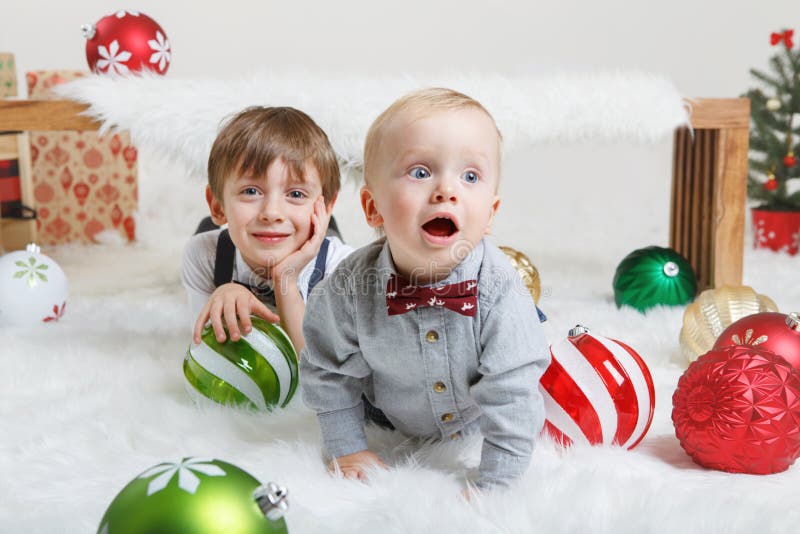 Frères caucasiens d'enfants célébrant Noël ou la nouvelle année photographie stock libre de droits Frères caucasiens d'enfants célébrant Noël ou la nouvelle année photographie stock libre de droits