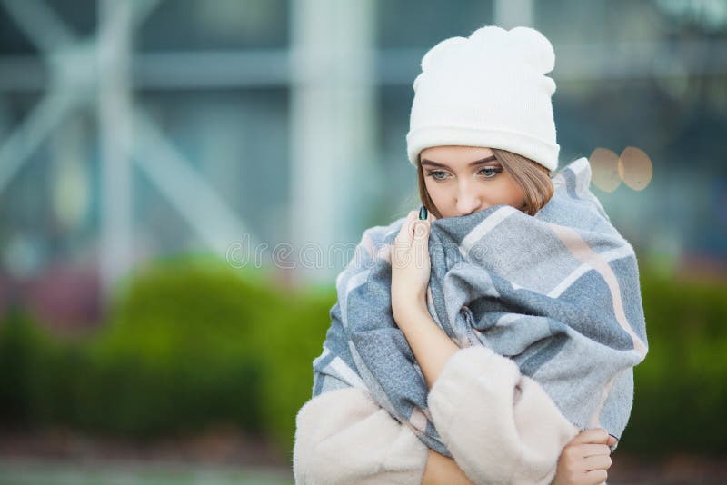 Frío y gripe La mujer consigue el enfermo y la tos, llevando la ropa del otoño imagenes de archivo Frío y gripe La mujer consigue el enfermo y la tos, llevando la ropa del otoño imagenes de archivo