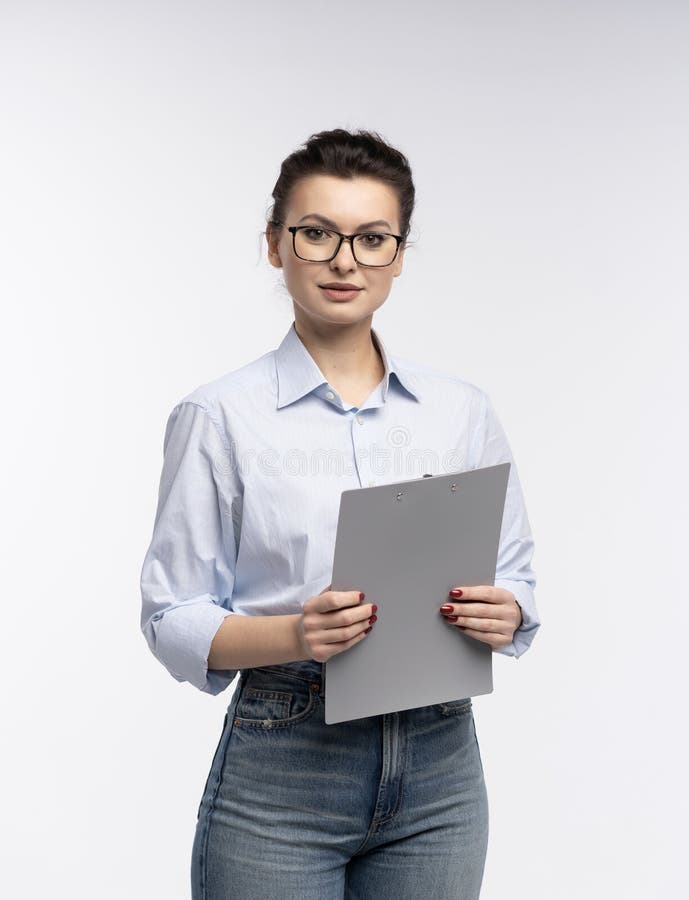 Fröhliche Geschäftsfrau in Shirt lächelnd zuversichtlich und fröhlich mit Ordner isoliert auf einem weißen stockfotografie