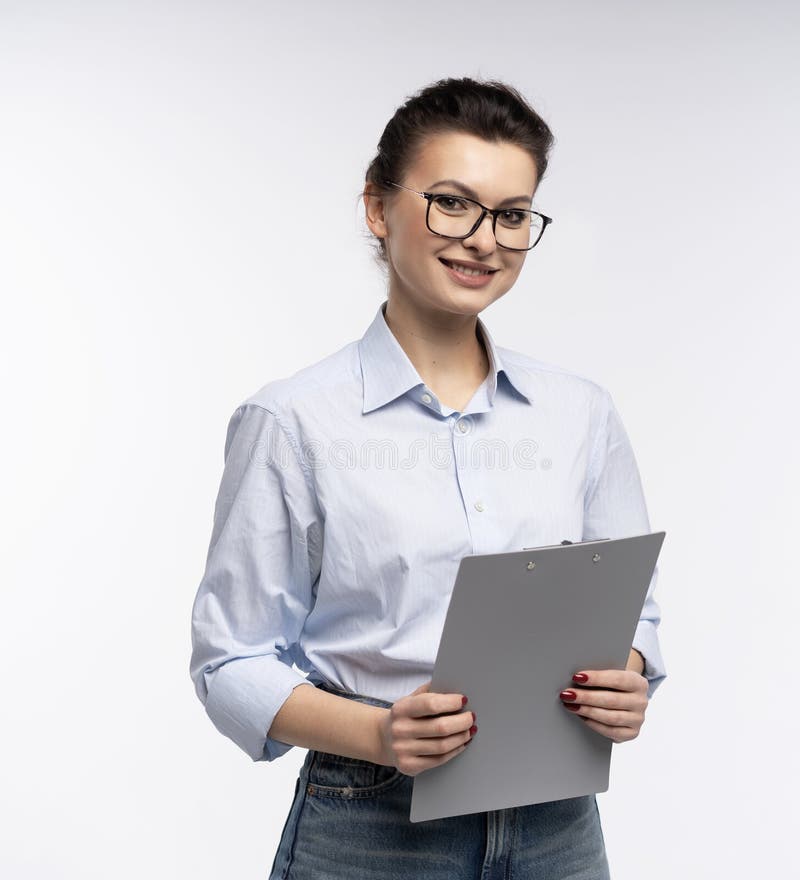 Fröhliche Geschäftsfrau in Shirt lächelnd zuversichtlich und fröhlich mit Ordner isoliert auf einem weißen lizenzfreies stockbild