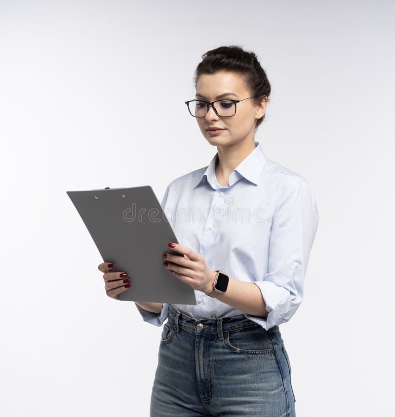 Fröhliche Geschäftsfrau in Shirt lächelnd zuversichtlich und fröhlich mit Ordner isoliert auf einem weißen lizenzfreie stockfotografie