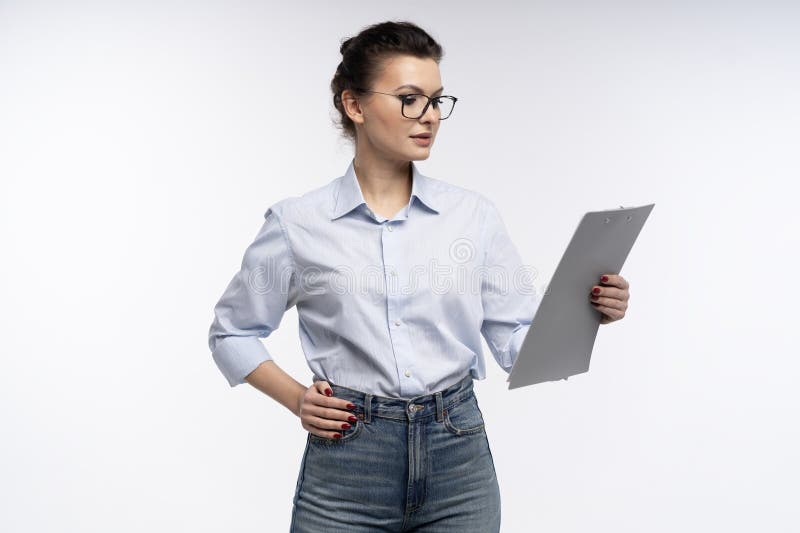 Fröhliche Geschäftsfrau in Shirt lächelnd zuversichtlich und fröhlich mit Ordner isoliert auf einem weißen stockfotos