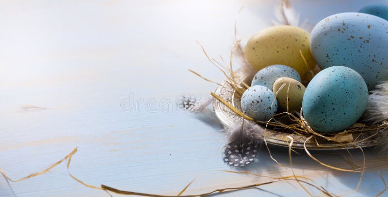 Fröhliche Ostern; Ostereier auf blauem Tabellenhintergrund Feiertage konkurrieren