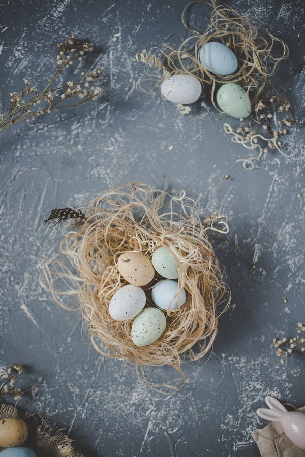Fröhliche Ostern Ostereier im Nest mit Ostern-Dekoration, Draufsicht stockfotografie Fröhliche Ostern Ostereier im Nest mit Ostern-Dekoration, Draufsicht stockfotografie