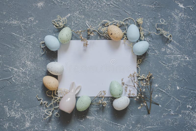 Fröhliche Ostern Ostereier mit weißem Blatt Papier, Draufsicht Kopieren Sie Platz lizenzfreie stockfotos Fröhliche Ostern Ostereier mit weißem Blatt Papier, Draufsicht Kopieren Sie Platz lizenzfreie stockfotos