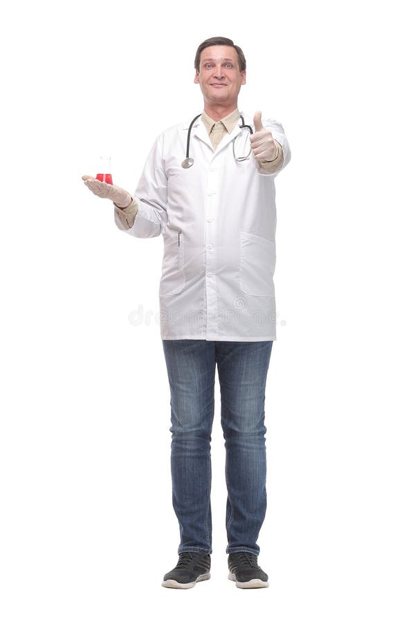 Fröhlicher männlicher Arzt oder Wissenschaftler in einem weißen Mantel in Handschuhen zeigt Daumen hoch stockbild