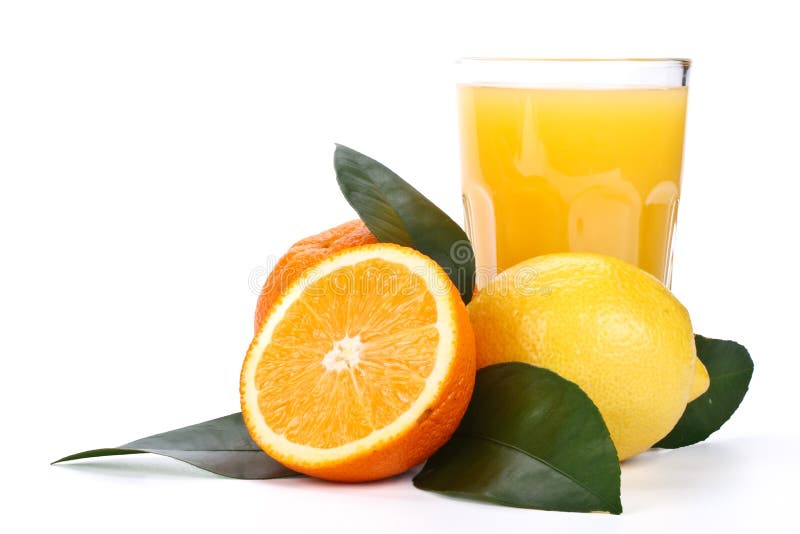 Früchte mit grünen Blättern und Glas Saft stockfotografie Früchte mit grünen Blättern und Glas Saft stockfotografie
