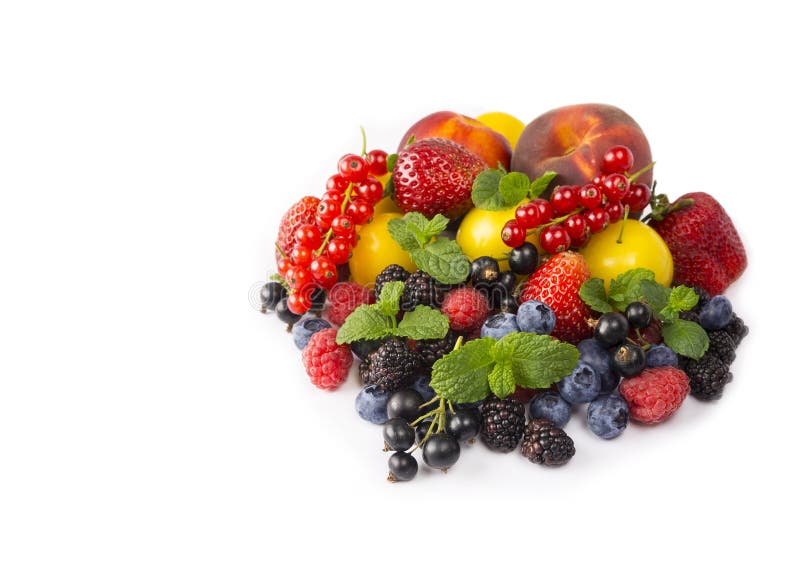 Früchte und Beeren getrennt auf weißem Hintergrund Reife Korinthen, Erdbeeren, Brombeeren, bluberries, Pfirsiche und gelbe Pflaum stockfotografie Früchte und Beeren getrennt auf weißem Hintergrund Reife Korinthen, Erdbeeren, Brombeeren, bluberries, Pfirsiche und gelbe Pflaum stockfotografie