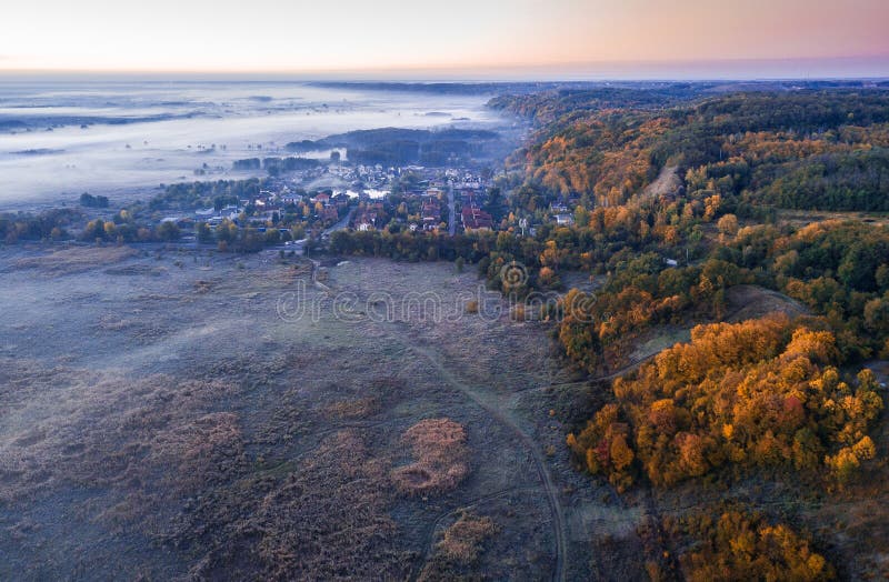 Früher kalter Morgen Nebel und Frost Kleinstadtdorf umgeben durch Hügel und Ebene Luftbrummenfoto lizenzfreie stockfotografie Früher kalter Morgen Nebel und Frost Kleinstadtdorf umgeben durch Hügel und Ebene Luftbrummenfoto lizenzfreie stockfotografie