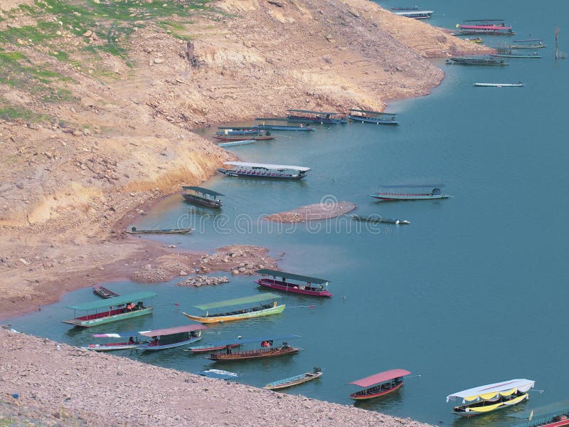 Früher Morgen der Natur ruhig Wasserlandschaft mit Boot über schöner Umwelt des blauen Sees stockbild Früher Morgen der Natur ruhig Wasserlandschaft mit Boot über schöner Umwelt des blauen Sees stockbild